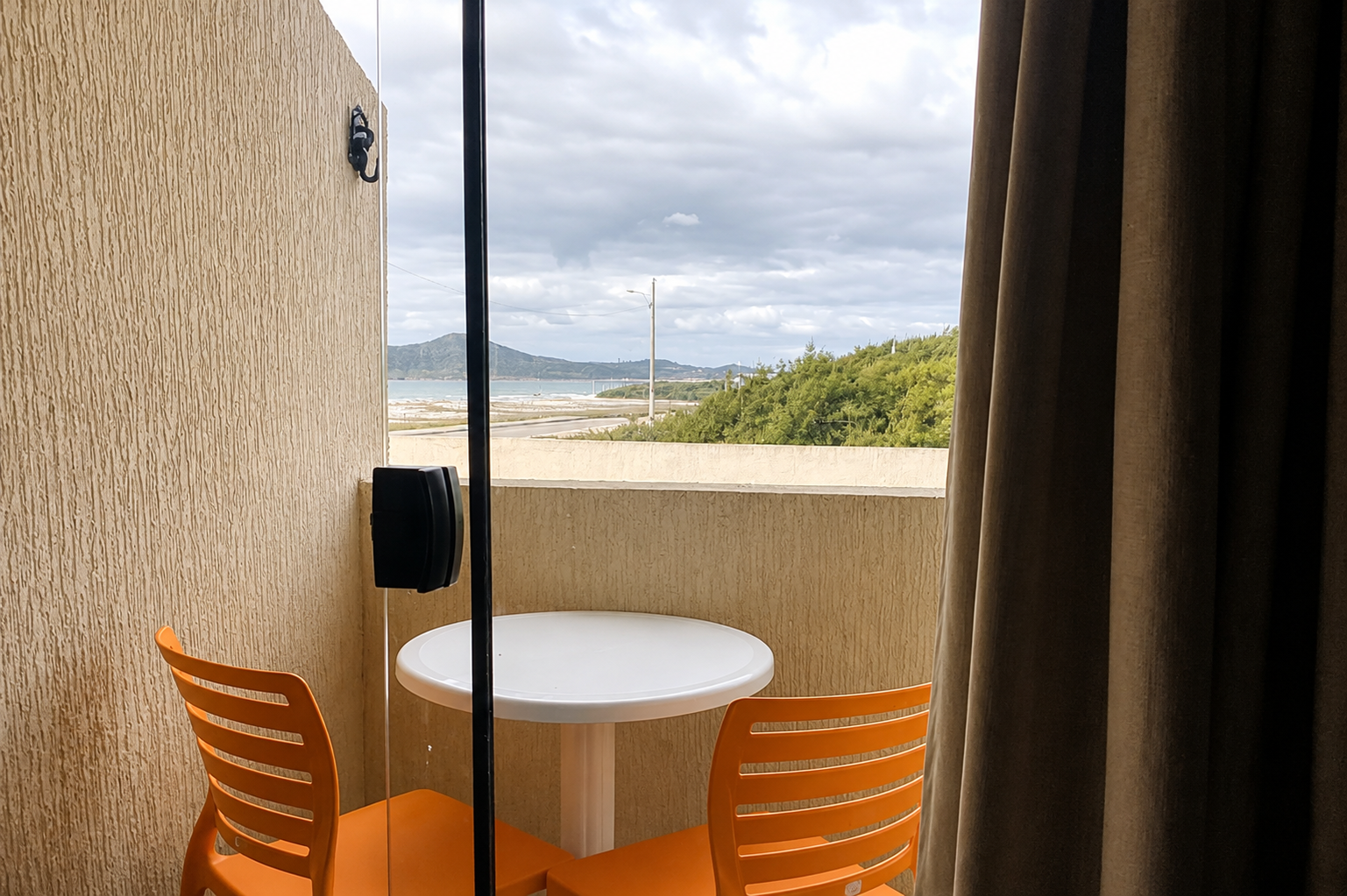 Vista da varanda do Apartamento Standard com mesa e cadeiras