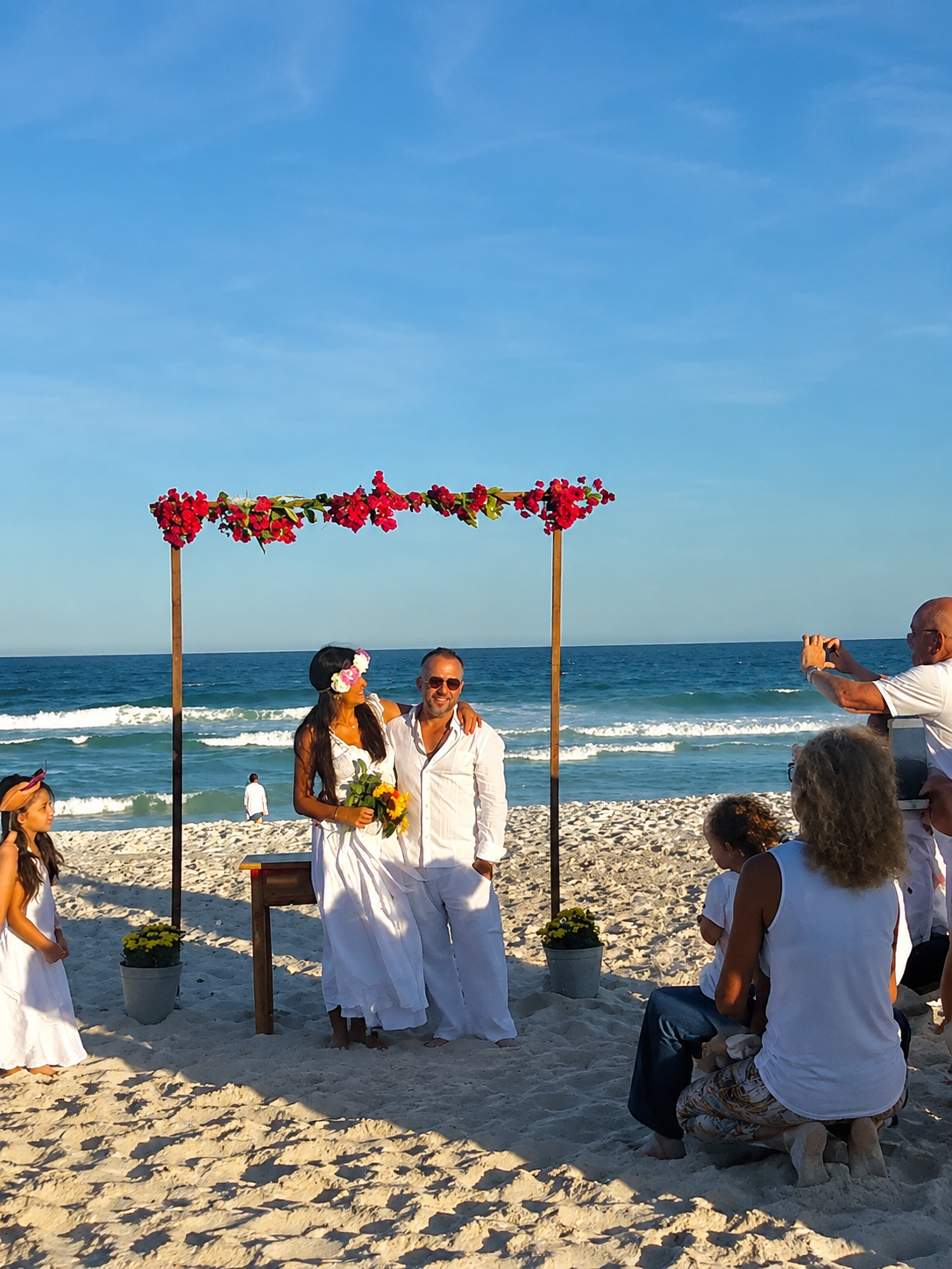 cerimônia de casamento na areia da Praia do Foguete, em frente à pousada