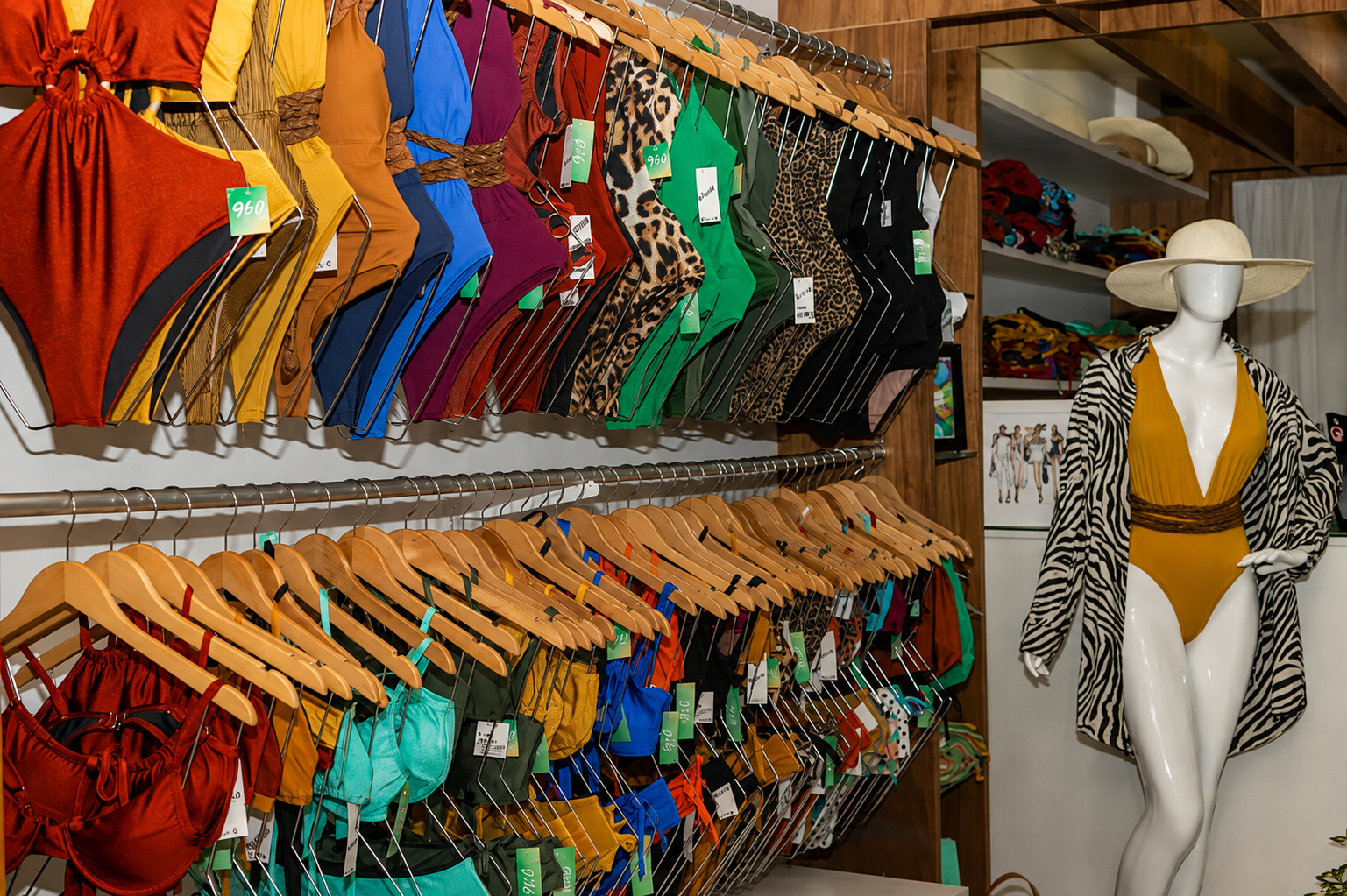 Interior de uma loja com biquínis e maiôs coloridos