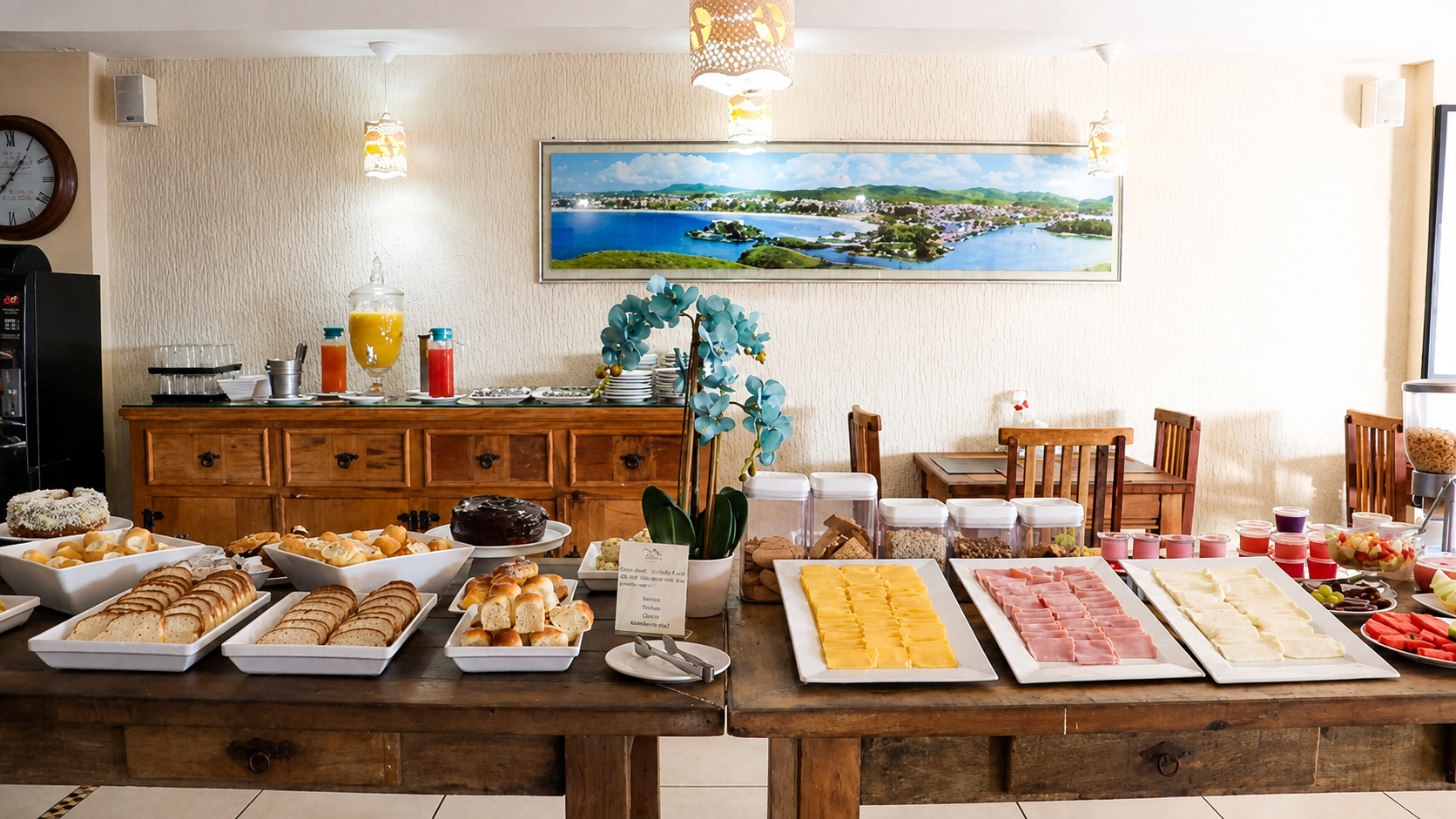 Buffet de pães, frios e queijos