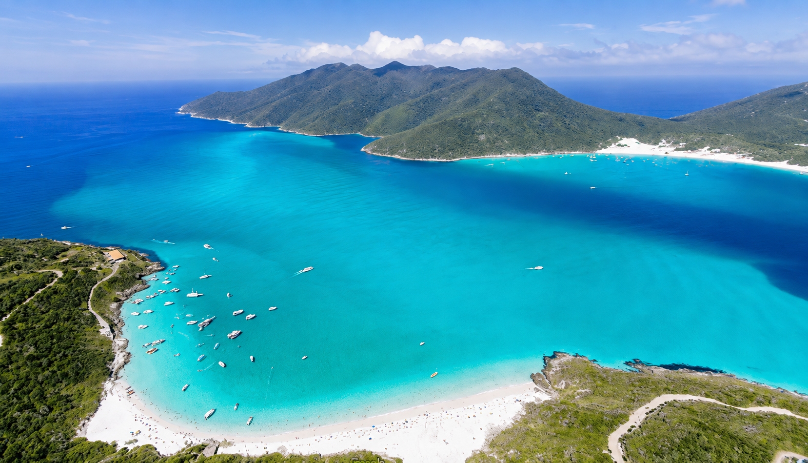 Vista aérea da Praia do Farol, com mar turquesa e areia branca em Arraial do Cabo