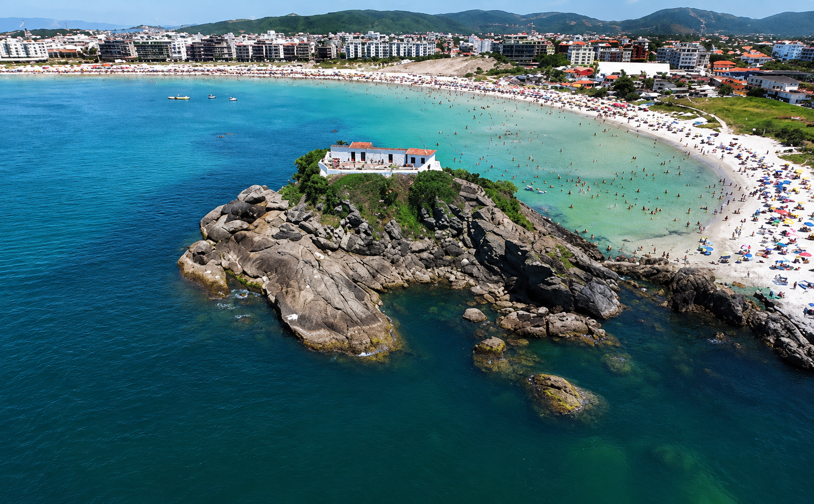 Vista aérea do Forte São Mateus sobre as pedras e a enseada da Praia do Forte