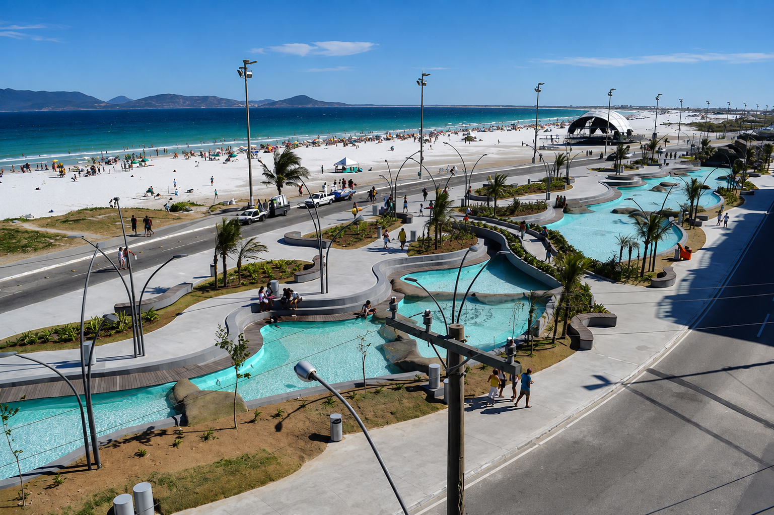 Praça das Águas com espelhos d'água em frente à Praia do Forte