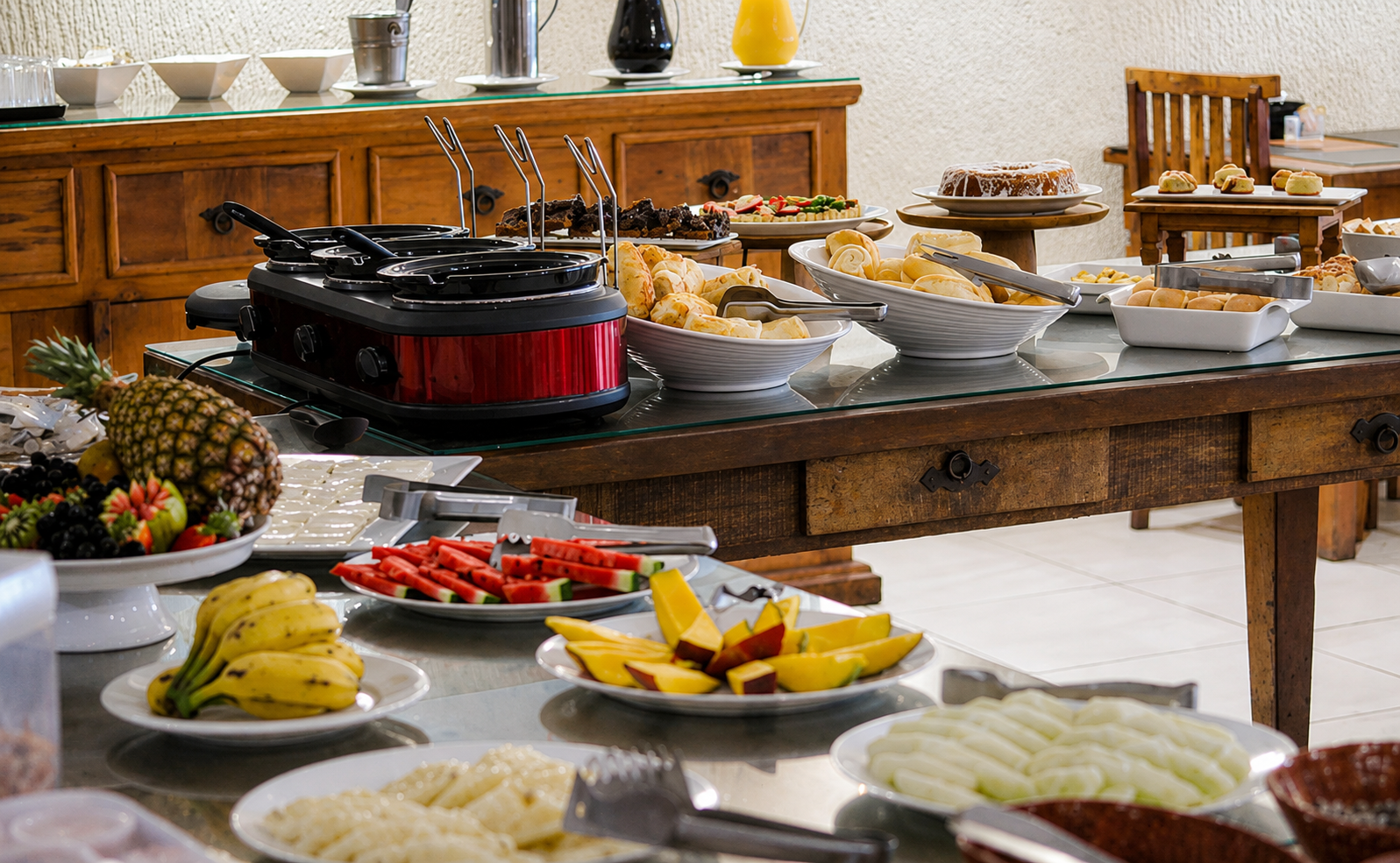 Buffet quente com frutas e pães