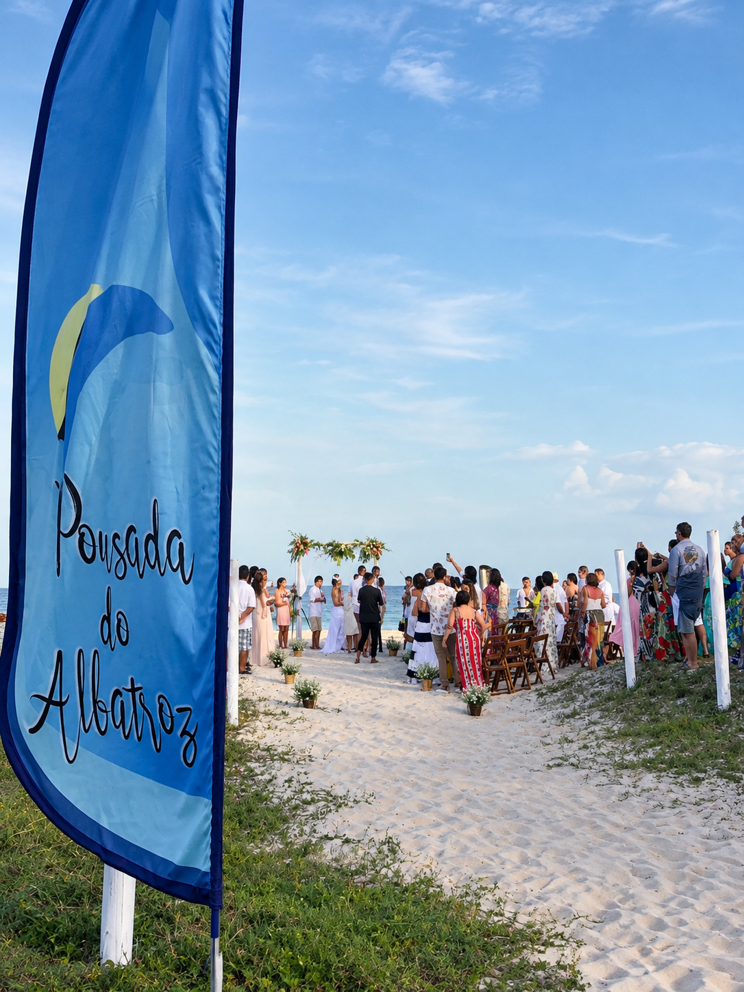 cerimônia de casamento na areia da Praia do Foguete, em frente à pousada