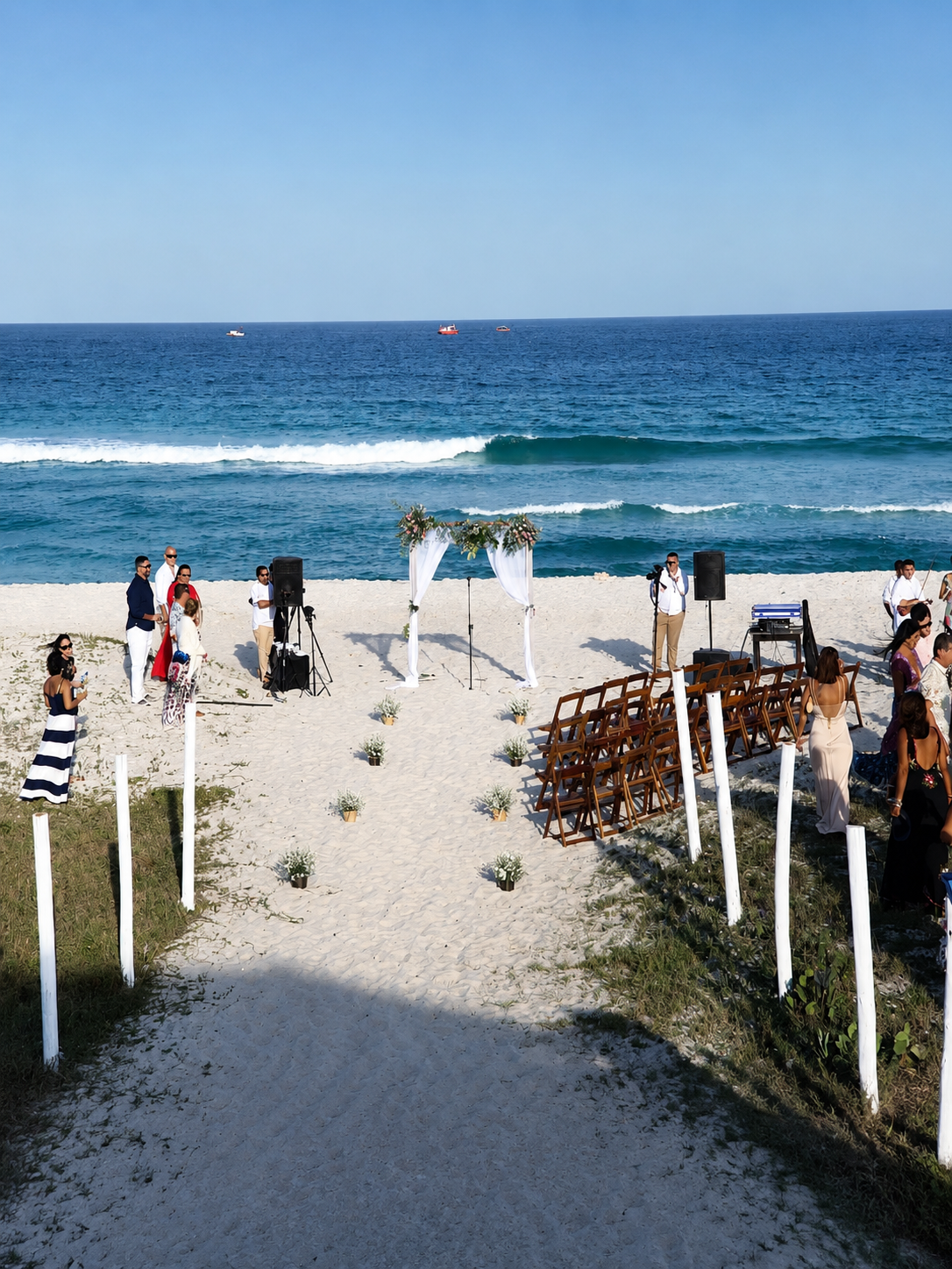cerimônia de casamento na areia da Praia do Foguete, em frente à pousada