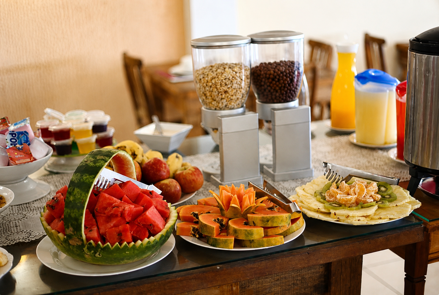 Mesa com frutas frescas, cereais e sucos
