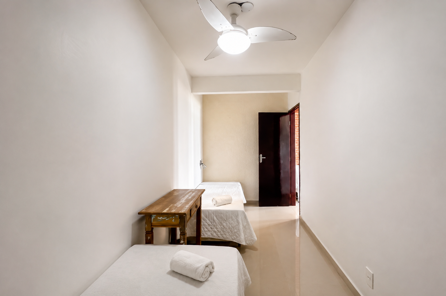 Quarto complementar do Familiar com Vista Mar com duas camas de solteiro e ventilador de teto