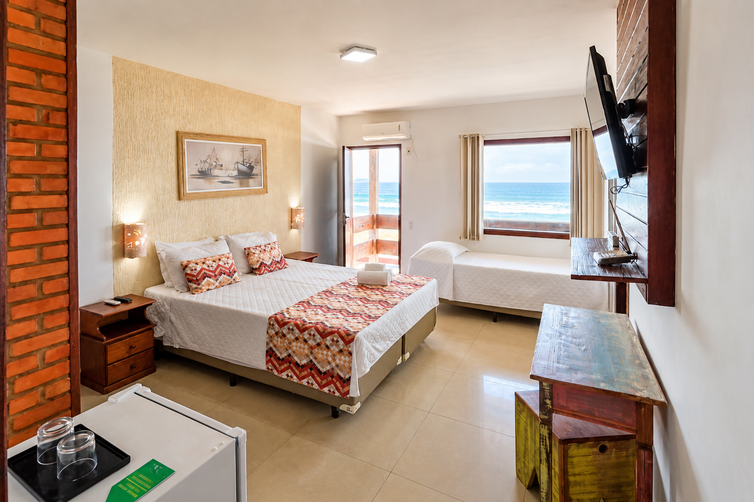 Quarto Familiar com Vista Mar da Pousada do Albatroz, com vista para a praia