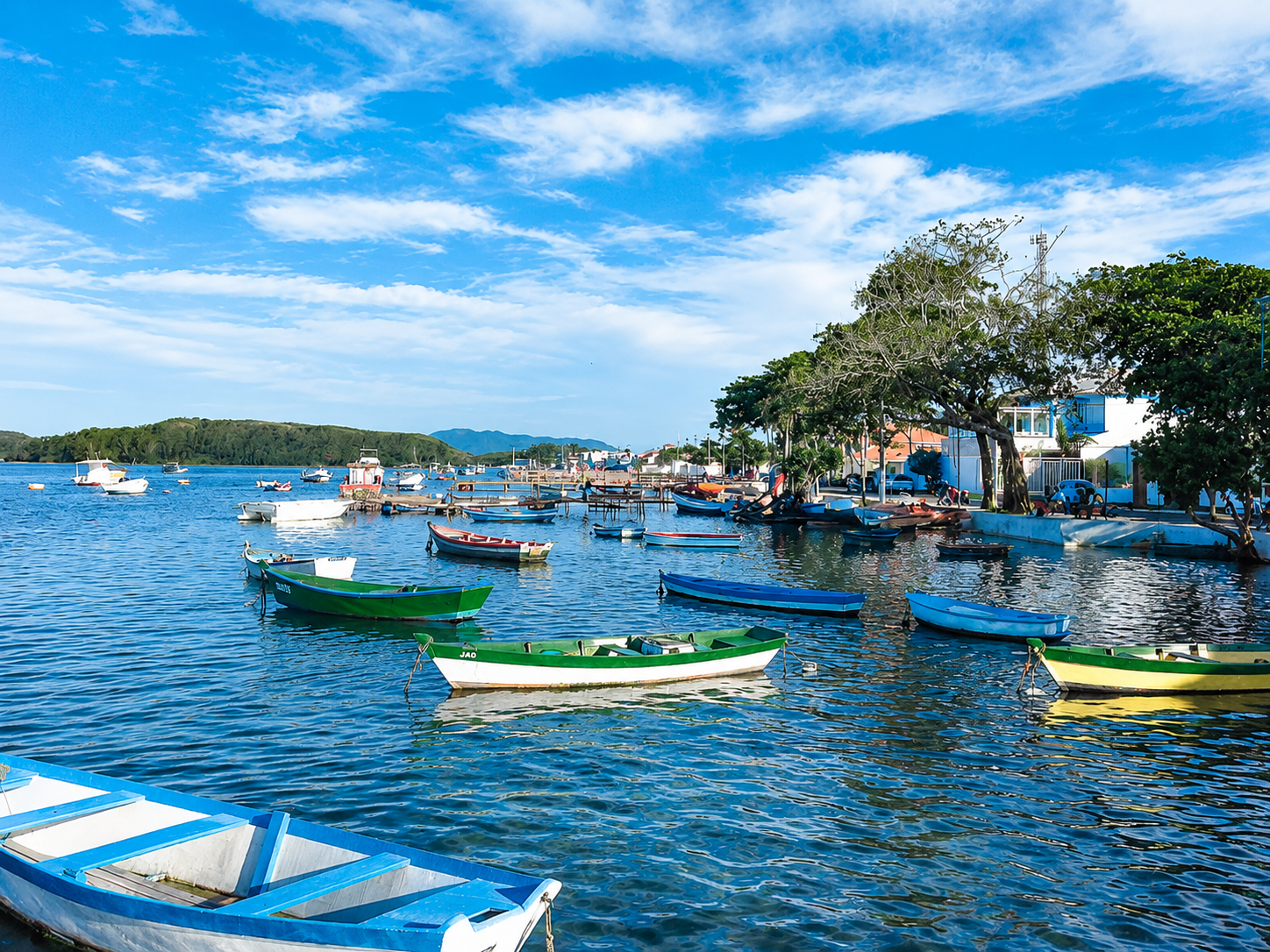 Barcos de pesca coloridos no canal do Bairro da Passagem