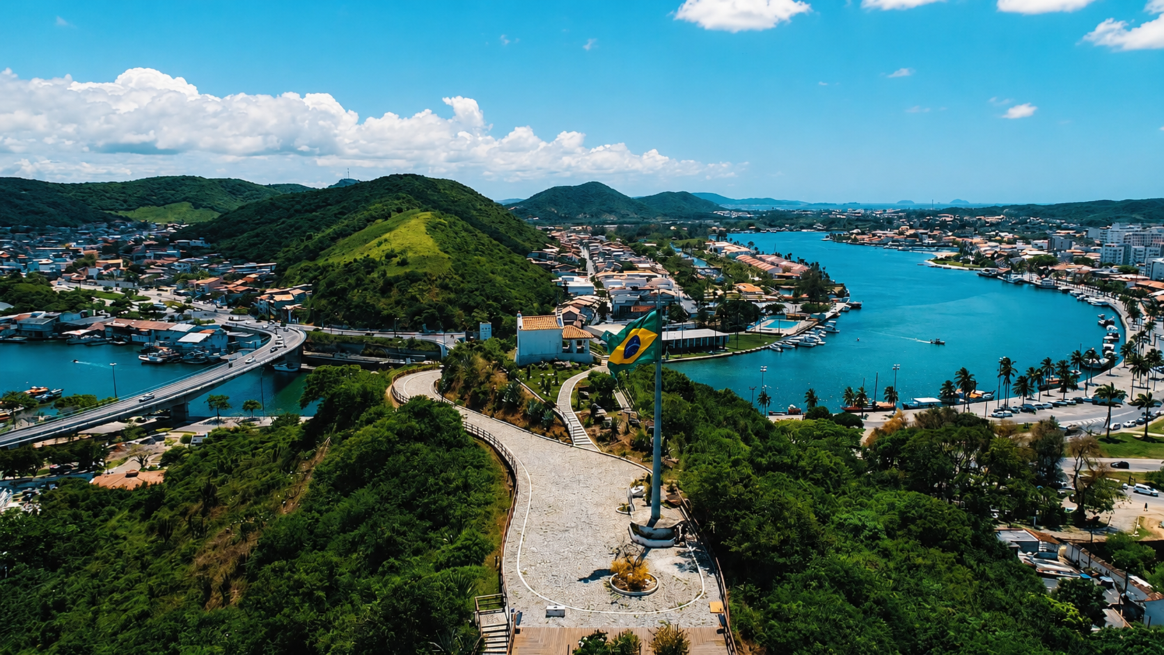 Vista aérea do Morro da Guia com a bandeira do Brasil e o canal de Cabo Frio