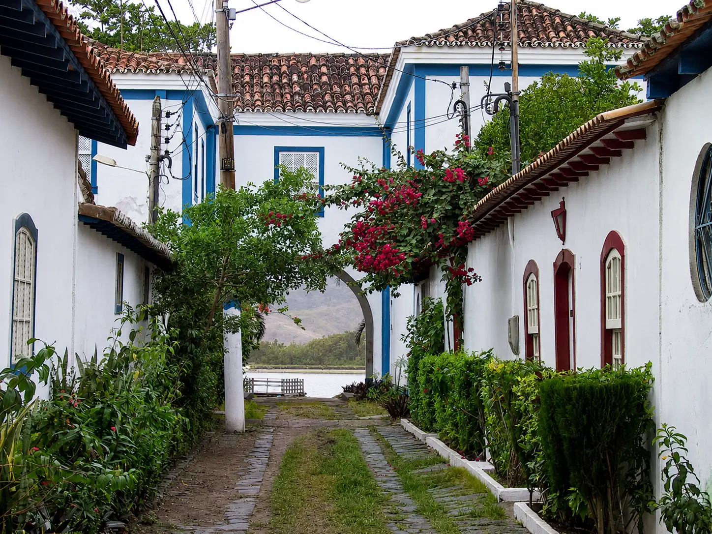 Viela de casario colonial do Bairro da Passagem com vista para o canal