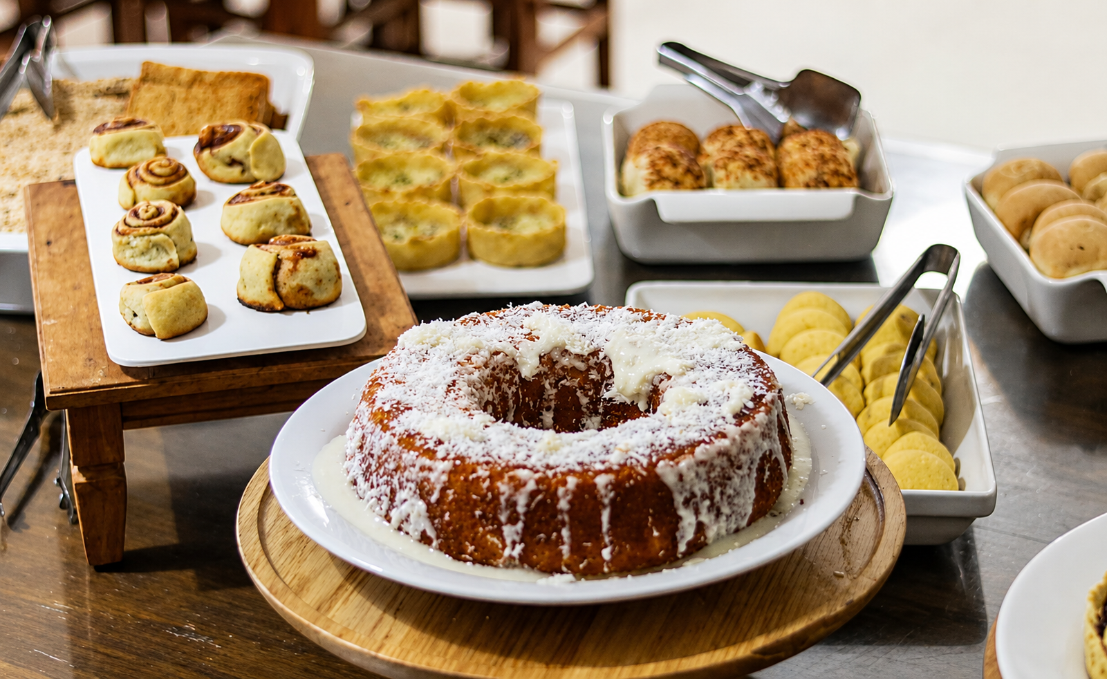 Bolo de coco e salgados recém-assados