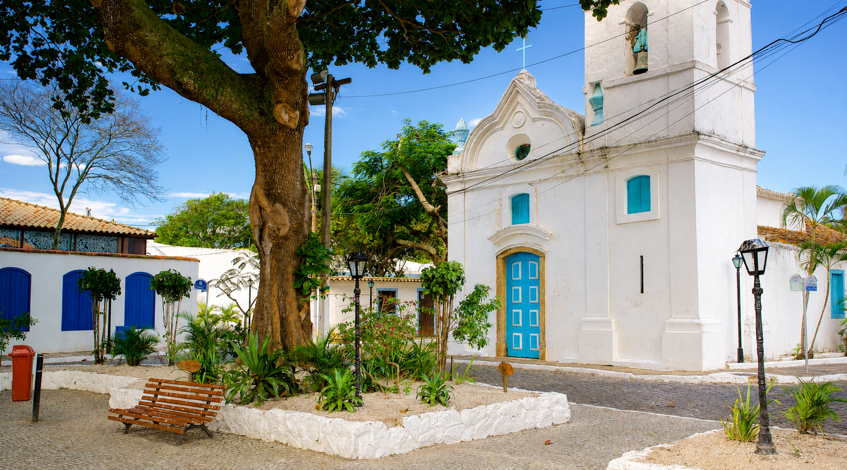 Igreja de São Benedito e sua praça arborizada no Bairro da Passagem
