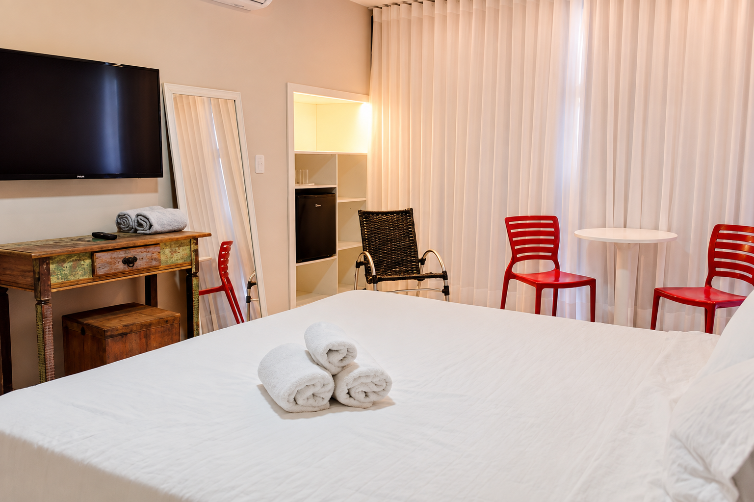 Suíte Deluxe com cama de casal, cama de solteiro e área de jantar