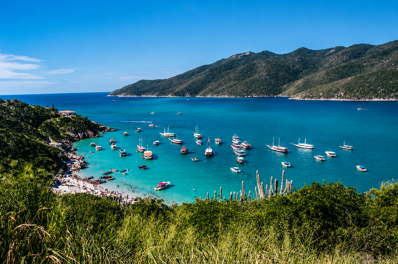 Mirante sobre a Praia do Farol com barcos de passeio ancorados na enseada
