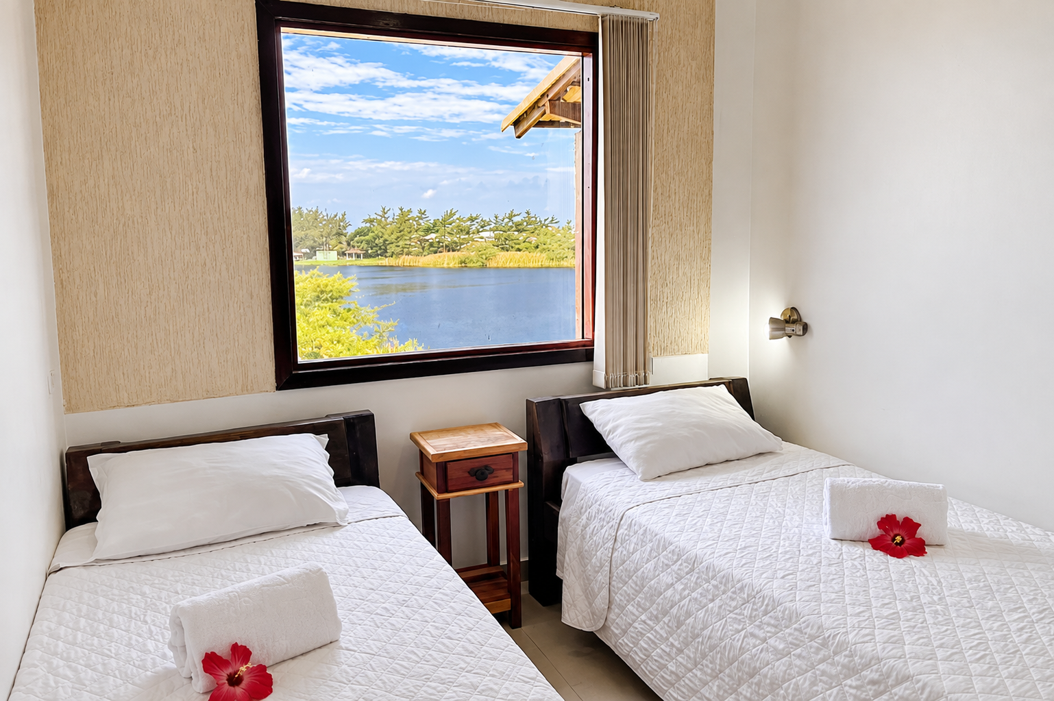 Segundo quarto do Familiar com Vista Mar com duas camas de solteiro e vista para a lagoa
